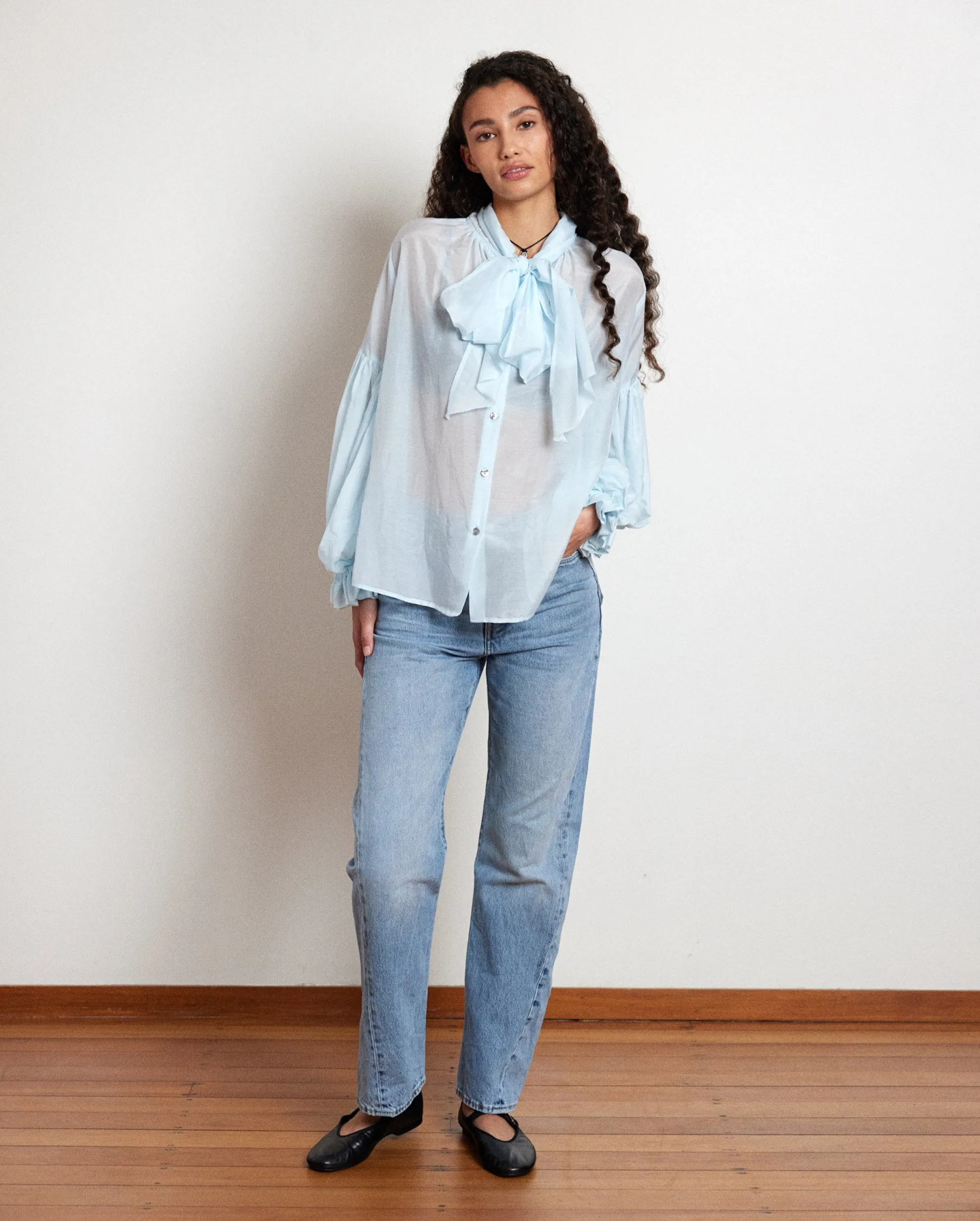 SIGNATURE BOW BLOUSE / POWDER BLUE