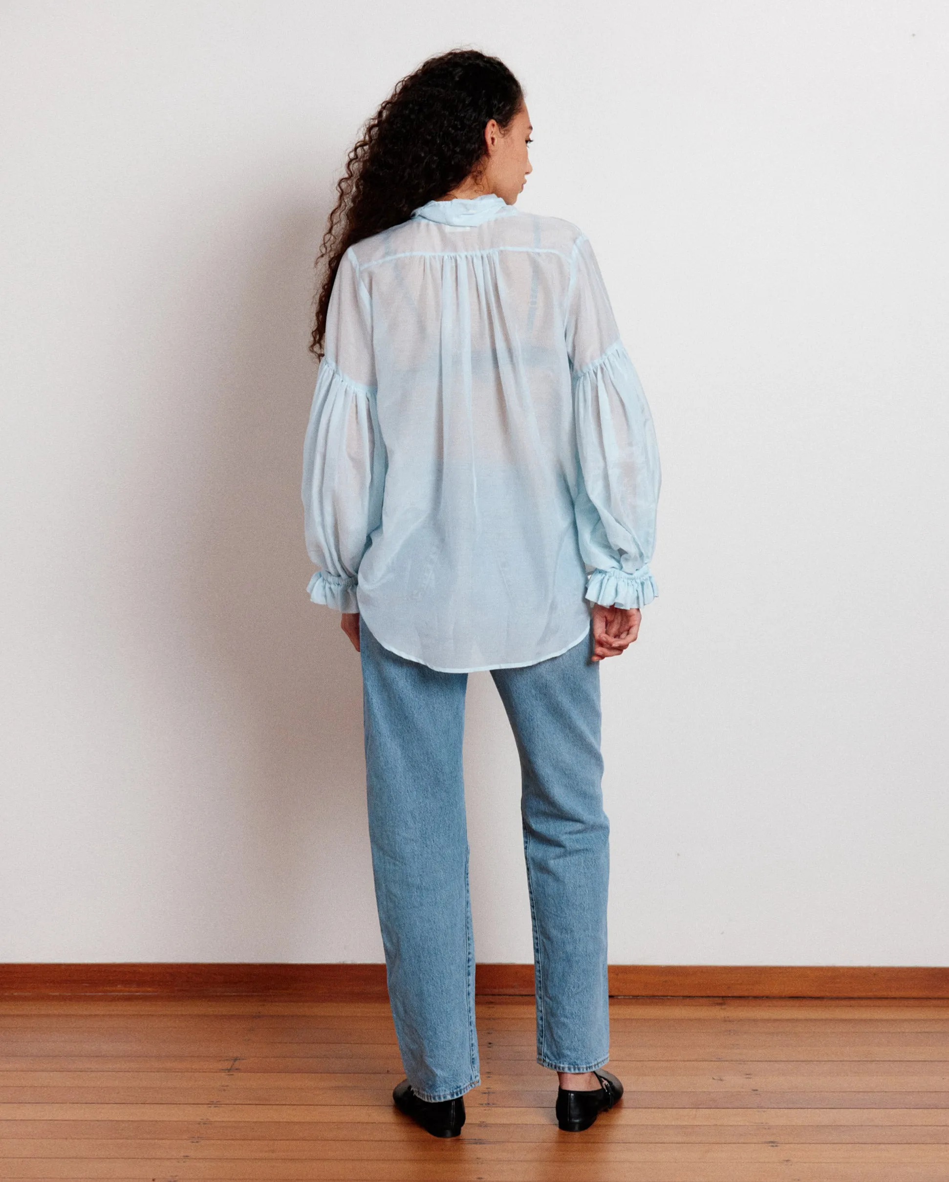 SIGNATURE BOW BLOUSE / POWDER BLUE