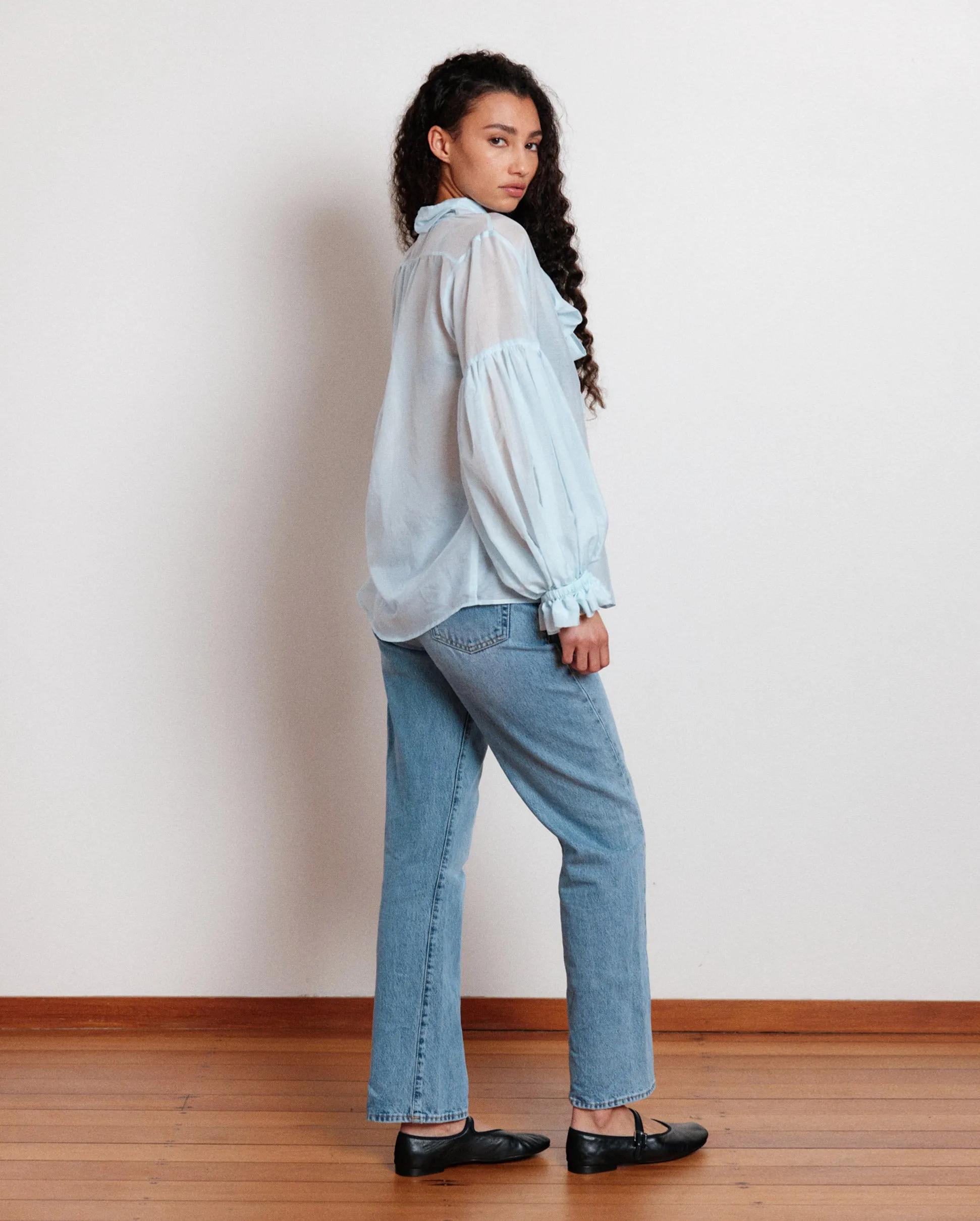 SIGNATURE BOW BLOUSE / POWDER BLUE